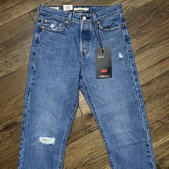 Levi’s Premium Wedgie ICON x Aritzia - Picture 14 of 16